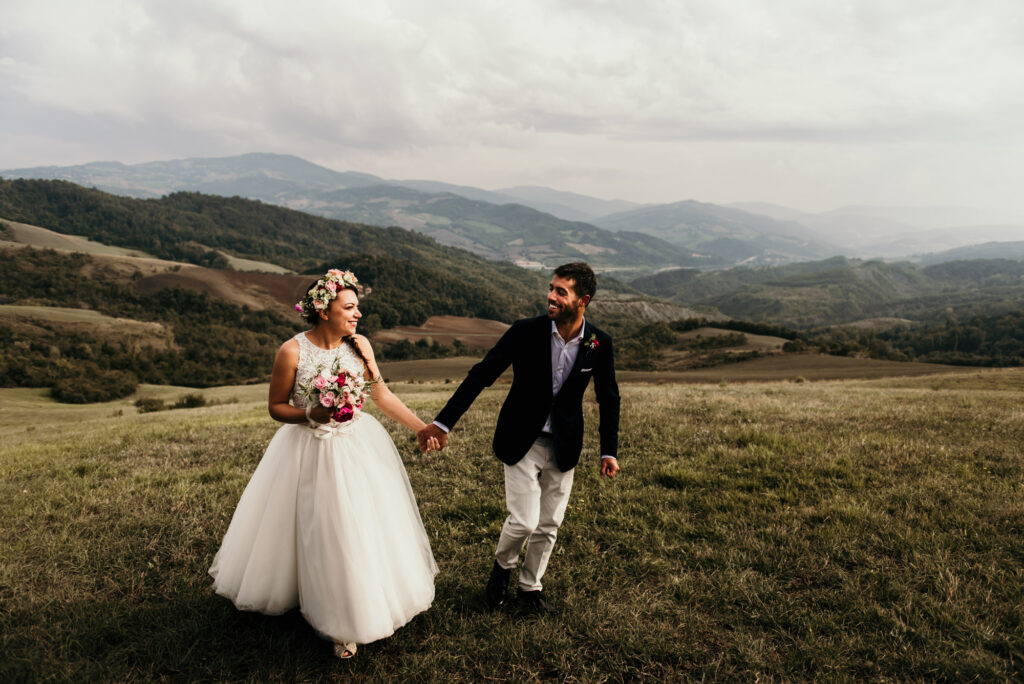 Matrimonio a Bologna al tramonto sui colli bolognesi con bouquet e abito sposa