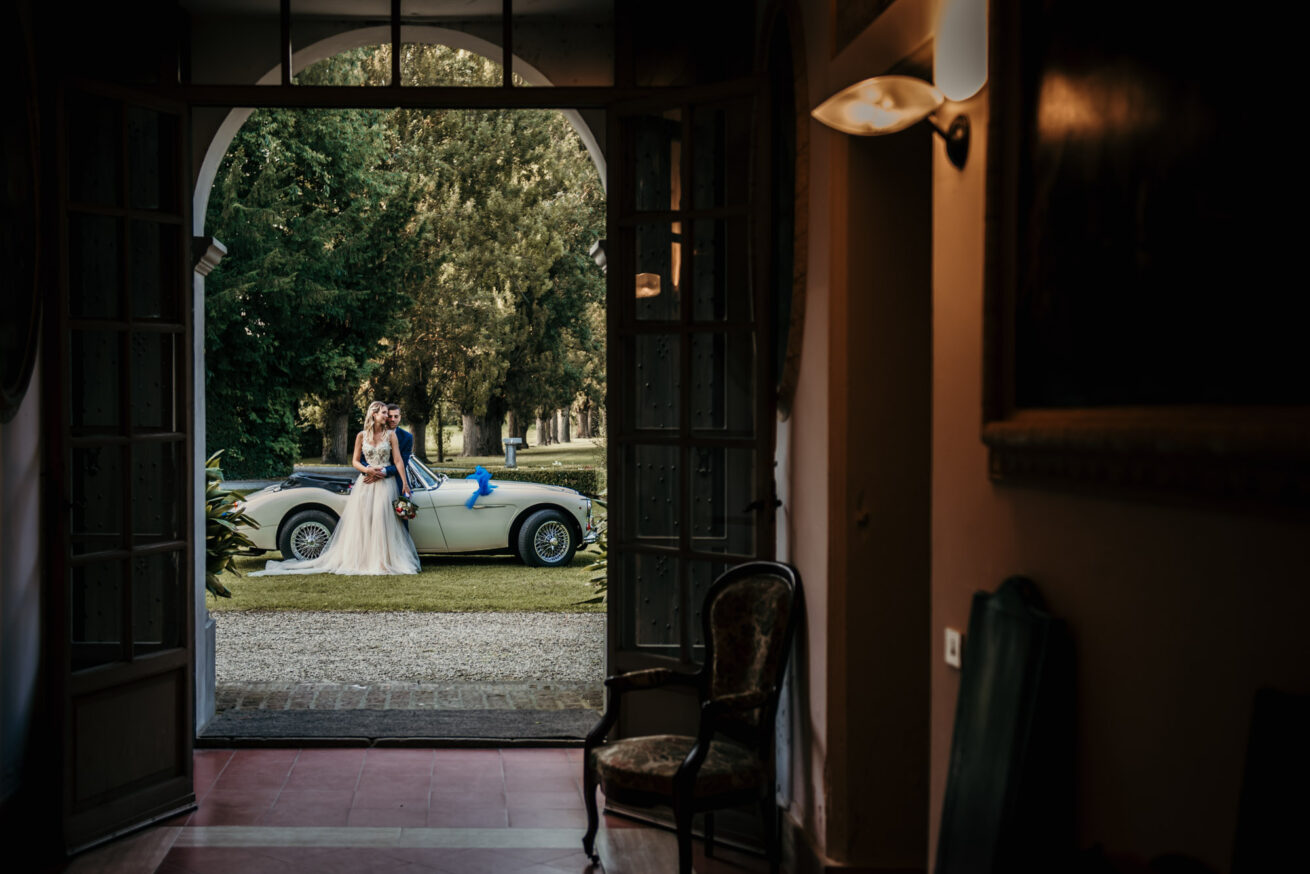 Matrimonio Bologna, foto sposi con auto d'epoca a Villa Nicolaj, Calcara