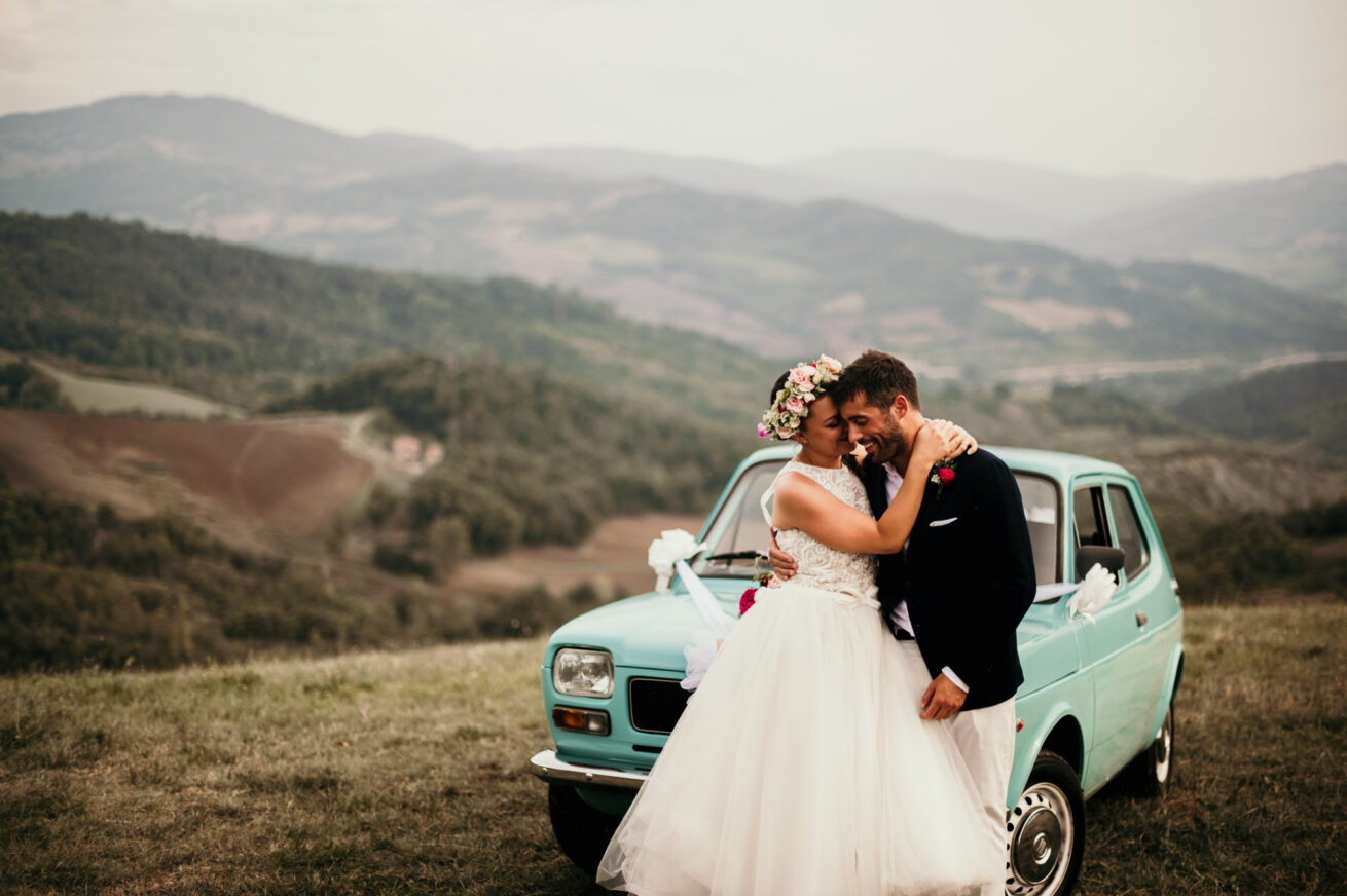 Foto sposi sui colli bolognesi a Marzabotto con auto d'epoca Fiat 127 azzurra